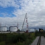 Работа автокрана 100 т Терекс Демаг. Монтаж башен молниеотводов