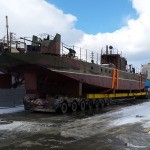 Погрузка военного катера весом 45 тонн