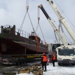 Погрузка военного катера весом 45 тонн