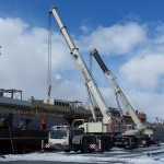 Погрузка военного катера весом 45 тонн