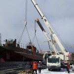 Погрузка военного катера весом 45 тонн