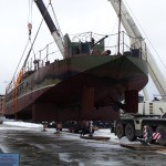 Погрузка военного катера весом 45 тонн