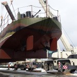 Погрузка военного катера весом 45 тонн