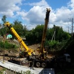 Разгрузка балки пролета железнодорожного моста весом 45 тонн