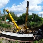 Разгрузка балки пролета железнодорожного моста весом 45 тонн