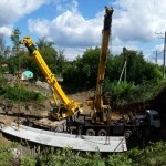 Разгрузка балки пролета железнодорожного моста весом 45 тонн