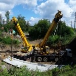 Разгрузка балки пролета железнодорожного моста весом 45 тонн