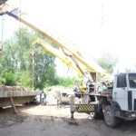 Разгрузка балки пролета железнодорожного моста весом 45 тонн